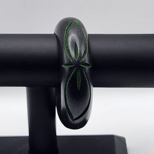 Leaf-Patterned Bracelet – Nature-Inspired Jewelry for Everyday Sophistication